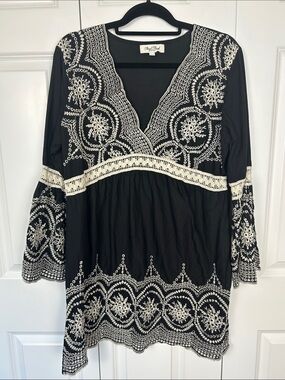 Angel Heart Boutique Embroidered 
 V-Neck Black Tunic with Lace Trim Size Large